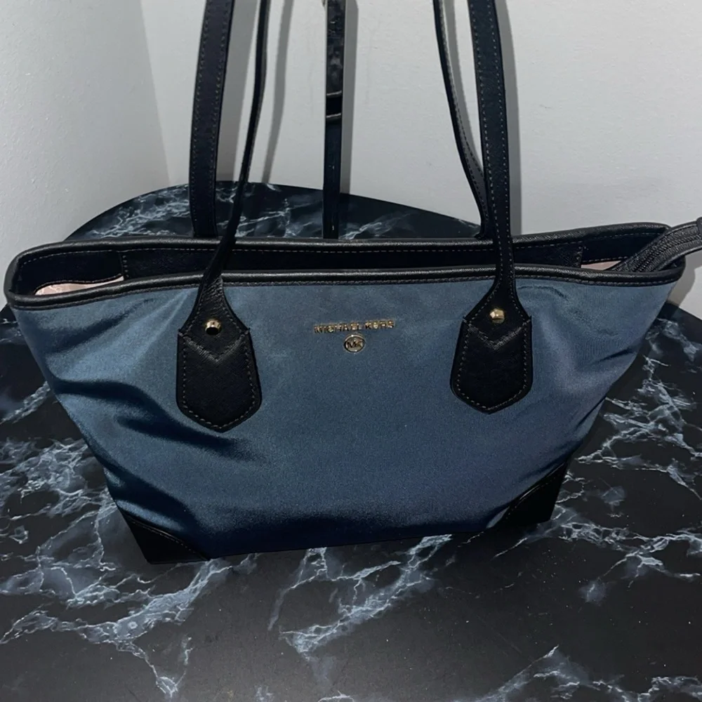 MICHAEL KORS Eva Top Zip Tote Nylon Bag Navy Gold Hardware AUTHENTIC - Picture 11 of 15